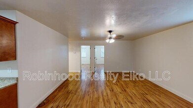 279 Country Club Pkwy in Spring Creek, NV - Foto de edificio - Building Photo