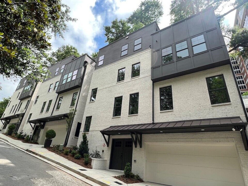 1819 Huntington Hills Ln NW in Atlanta, GA - Building Photo