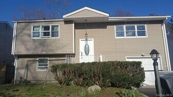10 Vilno Ct in Huntington Station, NY - Building Photo