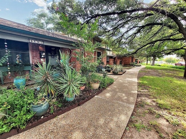 9503 Quail Village Ln in Austin, TX - Foto de edificio - Building Photo