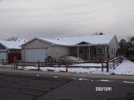 2745 Country Club Way in Montrose, CO - Building Photo