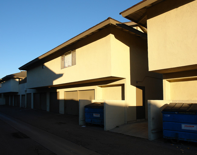 1670 W Orangewood Ave in Anaheim, CA - Building Photo - Building Photo