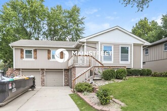 525 NW Manor Dr in Blue Springs, MO - Foto de edificio - Building Photo
