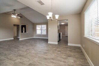 1814 Pilgrims Point Dr in Friendswood, TX - Foto de edificio - Building Photo