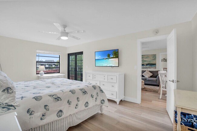 600 Neapolitan Way in Naples, FL - Building Photo - Building Photo