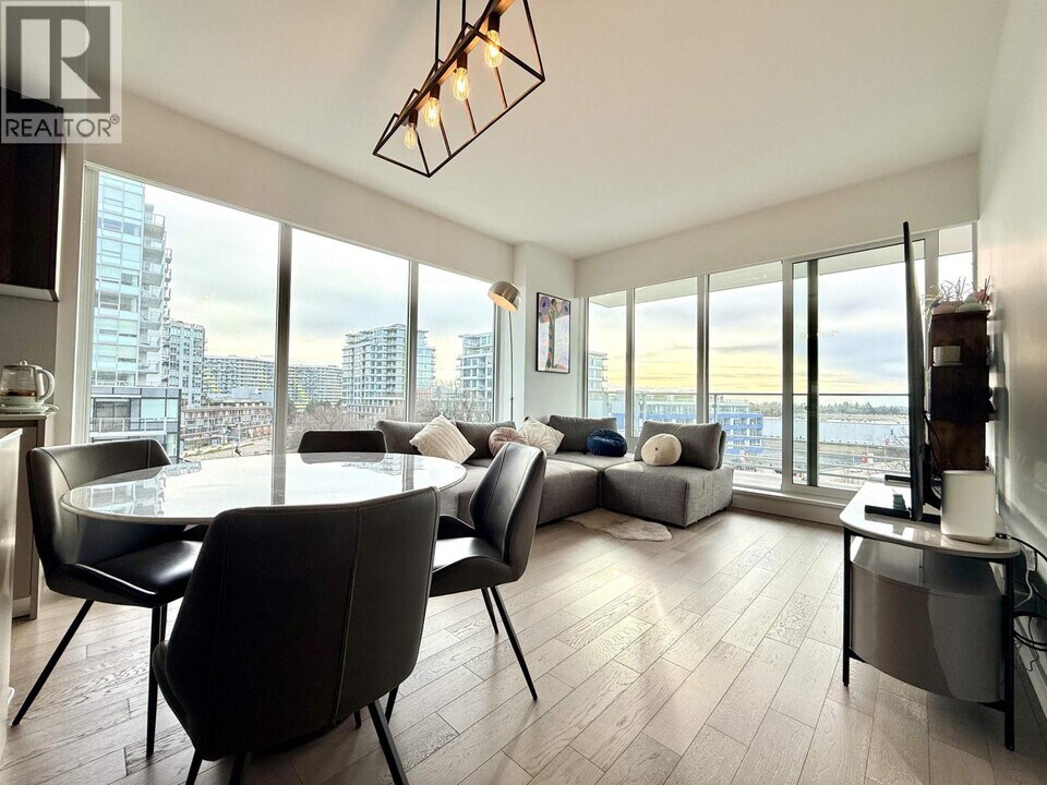 6622 Pearson Wy in Richmond, BC - Building Photo