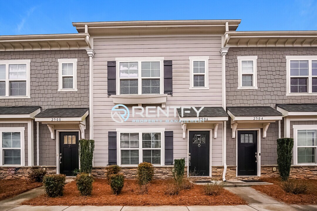 2506 Gallery Drive in Denver, NC - Building Photo