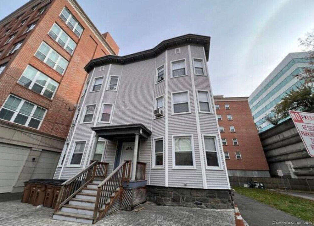 14 Relay Pl in Stamford, CT - Building Photo