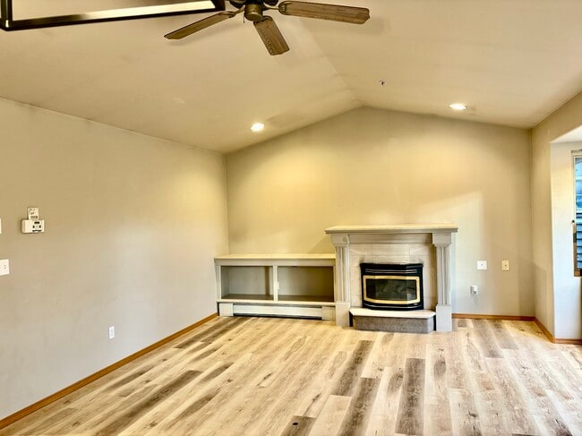 1807 Larch Way, Unit B in Lynnwood, WA - Building Photo - Building Photo