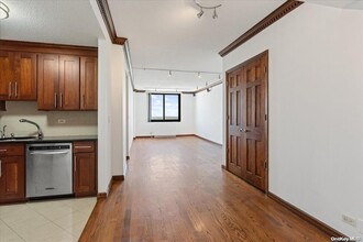 2 Bay Club Dr in Queens, NY - Building Photo - Building Photo