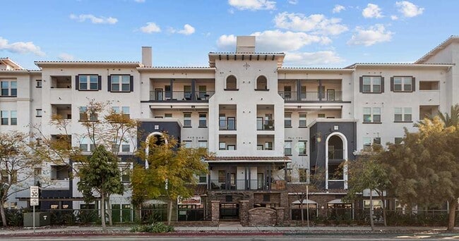Iconic on Alvarado in San Diego, CA - Foto de edificio - Building Photo