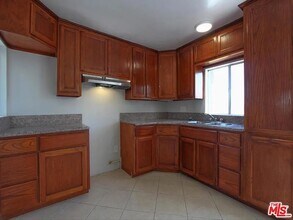 201 E 74th St in Los Angeles, CA - Foto de edificio - Building Photo