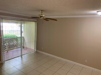 18352 NW 68th Ave in Hialeah, FL - Foto de edificio - Building Photo