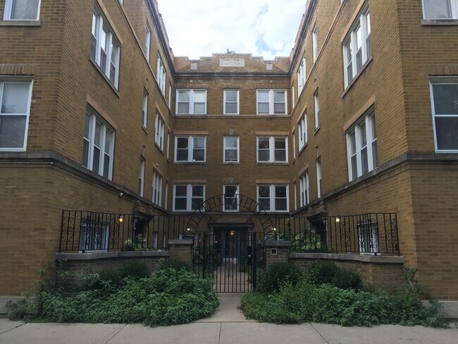 property at 1436 W Roscoe St