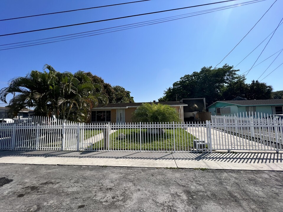 17241 NW 47th Ct in Miami Gardens, FL - Foto de edificio