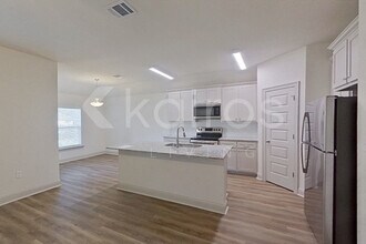 8049 Hendrick Dr in Baton Rouge, LA - Foto de edificio - Building Photo