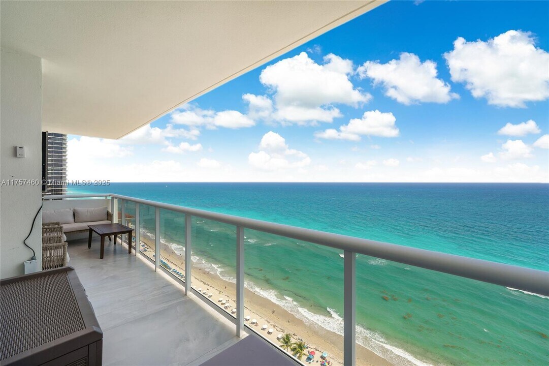 3140 S Ocean Dr, Unit 2406 in Hallandale Beach, FL - Foto de edificio