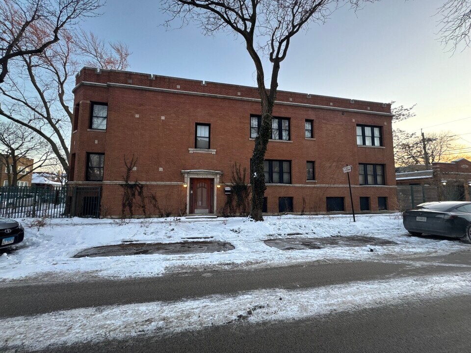 2437 W North Shore Ave in Chicago, IL - Building Photo