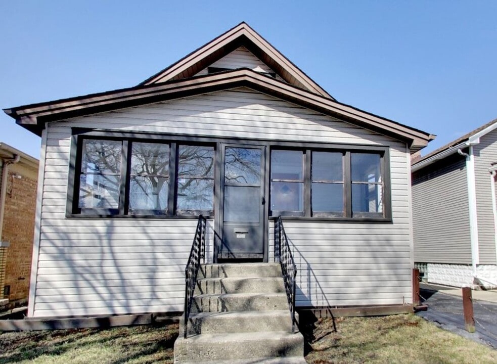 5524 N Mont Clare Ave in Chicago, IL - Building Photo