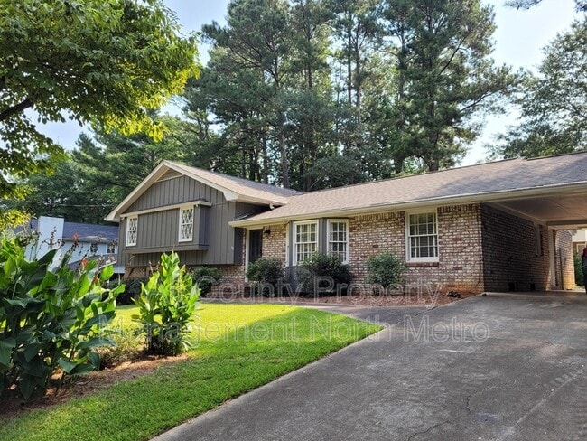 777 Foxcroft Cir SE