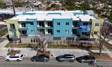 1704 Hornblend St in San Diego, CA - Foto de edificio - Building Photo