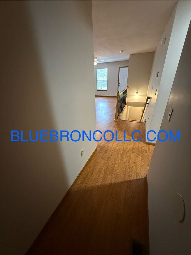 611 W Pine St in Raymore, MO - Building Photo - Building Photo