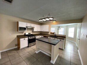 9815 Autumn Valley in Converse, TX - Building Photo - Building Photo