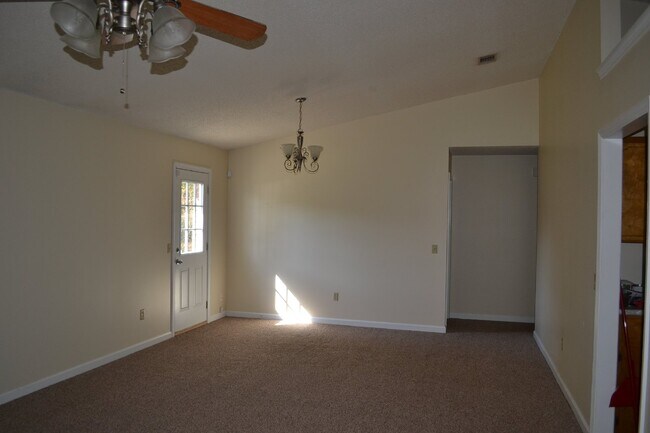 804 W Oxford Ln in Hinesville, GA - Foto de edificio - Building Photo