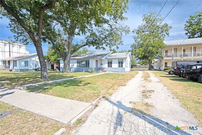 268 E Mill St in New Braunfels, TX - Building Photo - Building Photo