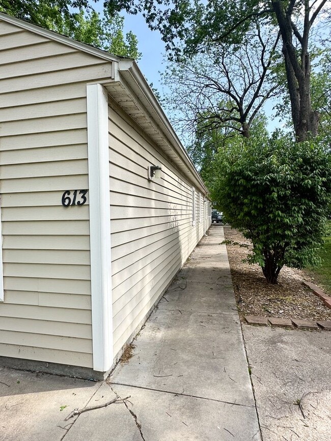 613 Moro St in Manhattan, KS - Foto de edificio - Building Photo