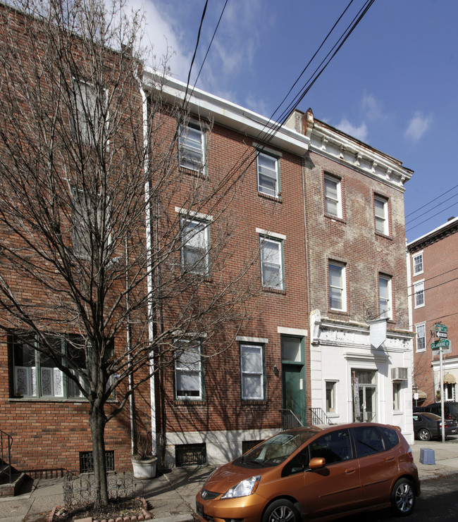 802 S 10th St in Philadelphia, PA - Building Photo - Building Photo