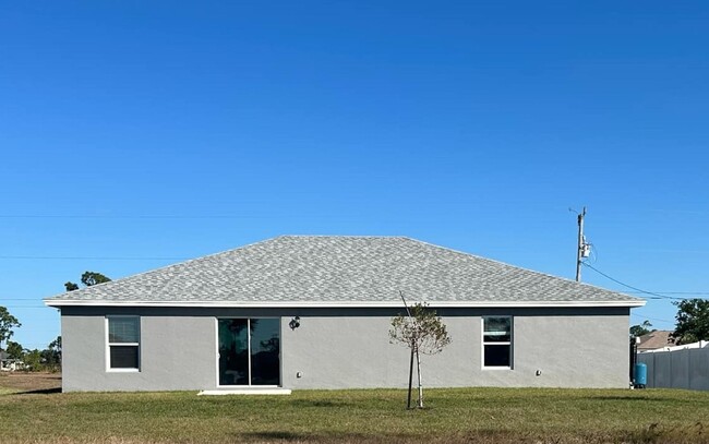 2540 NW 19th Pl in Cape Coral, FL - Building Photo - Building Photo