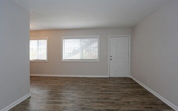 10227 S 10th Ave in Inglewood, CA - Foto de edificio - Building Photo