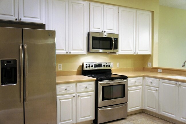 1032 Pinewood Lake Ct in Greenacres, FL - Building Photo - Building Photo