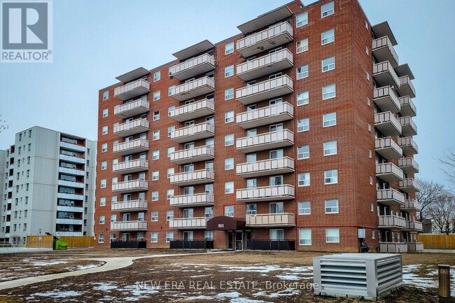 851-851 Queenston Rd in Hamilton, ON - Building Photo - Building Photo