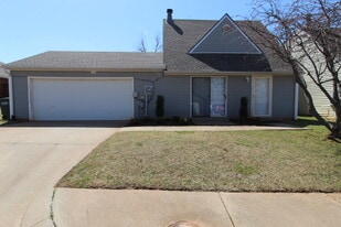 1932 Lariat Cir in Edmond, OK - Building Photo