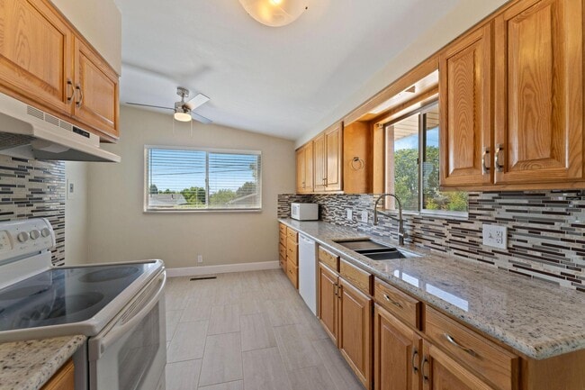 4243 S Lynne Ln in Holladay, UT - Foto de edificio - Building Photo