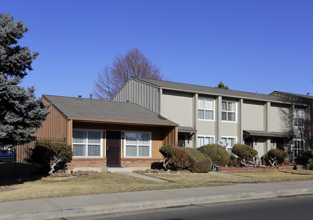 Summersong Townhomes in Denver, CO - Building Photo