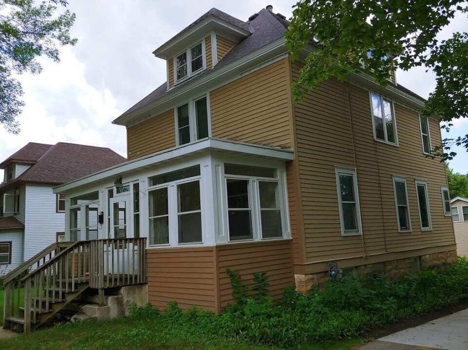 1030 N 5th St in Mankato, MN - Building Photo