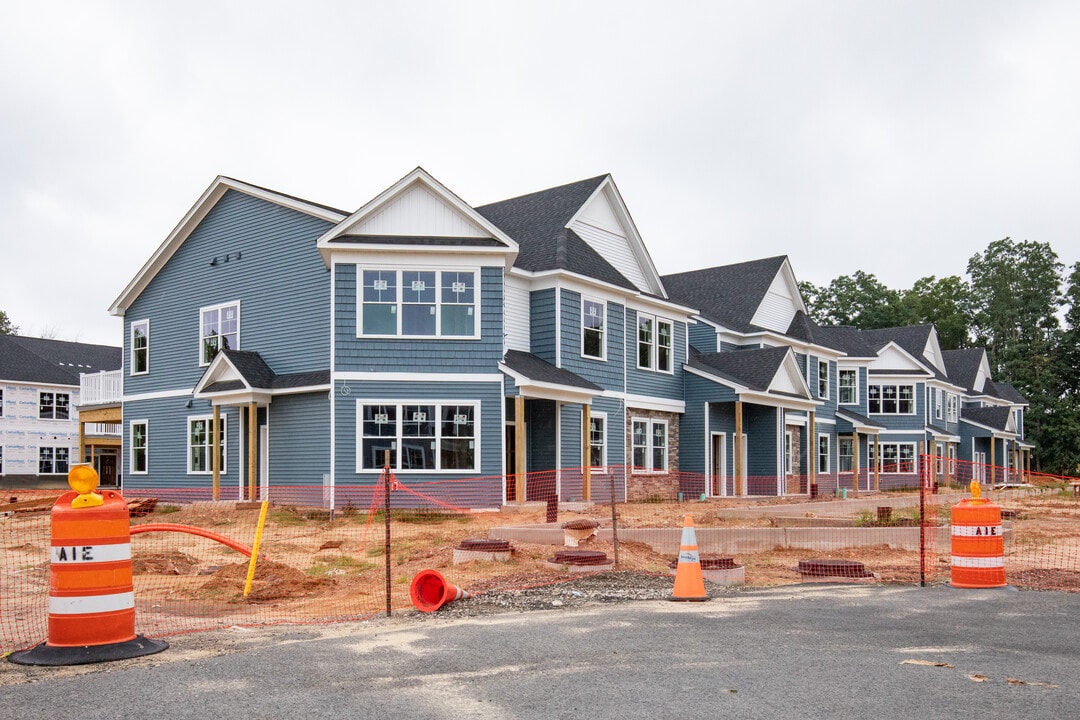 Middle Country Meadows 55+ Community in Selden, NY - Foto de edificio