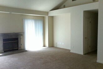 483 E Newport Dr in Fresno, CA - Building Photo - Building Photo