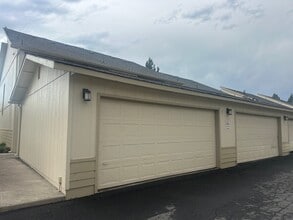1050 NE Butler Market Rd in Bend, OR - Building Photo - Building Photo