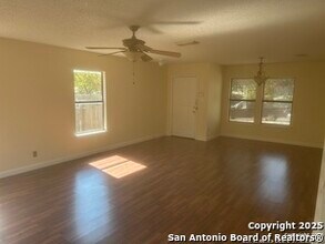 8055 Coral Meadow Dr in Converse, TX - Building Photo - Building Photo