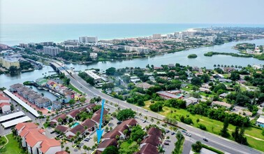 1642 Stickney Point Rd, Unit 101 in Sarasota, FL - Foto de edificio - Building Photo