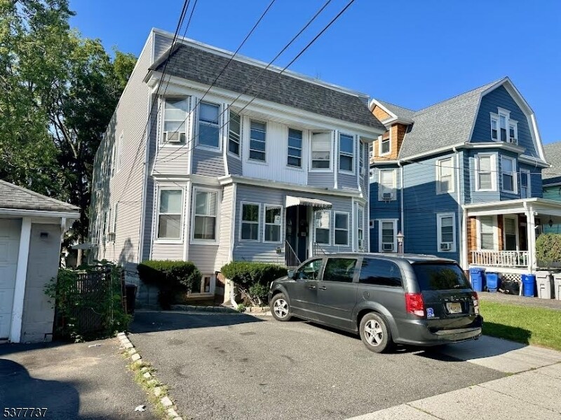 6 Swaine Pl in West Orange, NJ - Building Photo