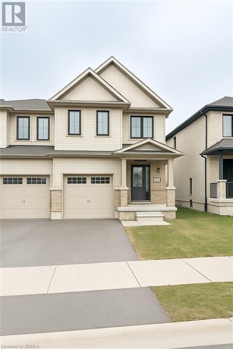 11 Amos Ave in Brantford, ON - Building Photo