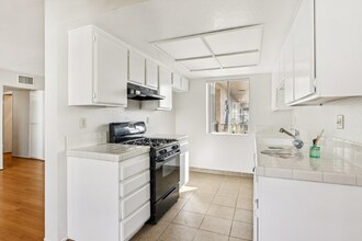 700 E Cedar Ave in Burbank, CA - Building Photo - Building Photo