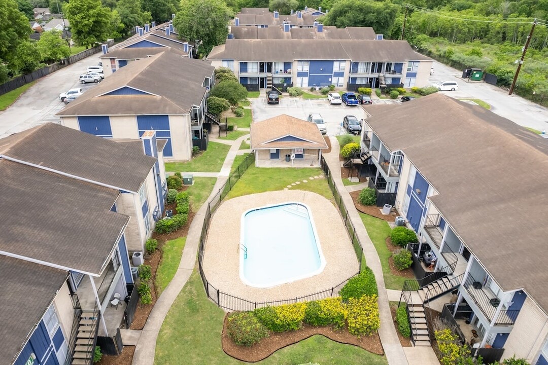 Pine Creek Apartments in Houston, TX - Building Photo