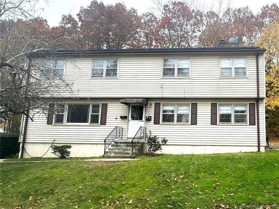 18 High Top Cir in Hamden, CT - Building Photo
