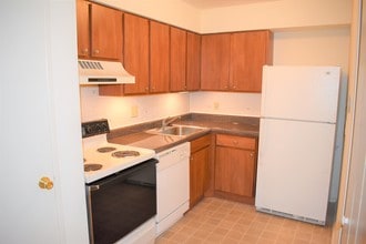 Chez Paree Apartments and Townhomes in Hazelwood, MO - Building Photo - Building Photo